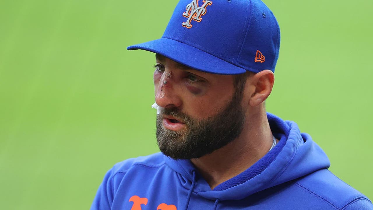 Kevin Pillar video: Mets OF suffers multiple nasal fractures after being  hit by fastball in nose vs. Braves - DraftKings Network