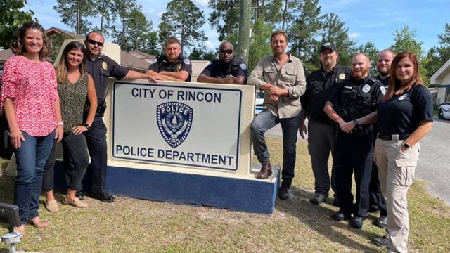 Actor Gerard Butler surprises Georgia police department with visit