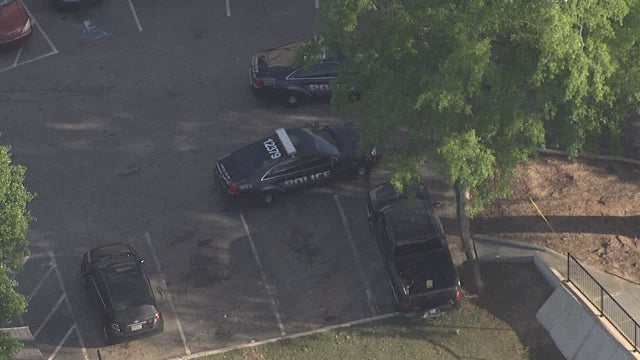 2 shot at apartment complex off Bouldercrest Road in DeKalb County