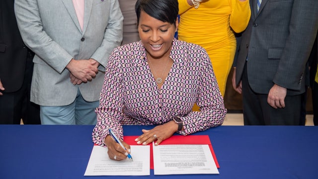 Mayor designates 100 city-owned Atlanta restrooms gender-neutral