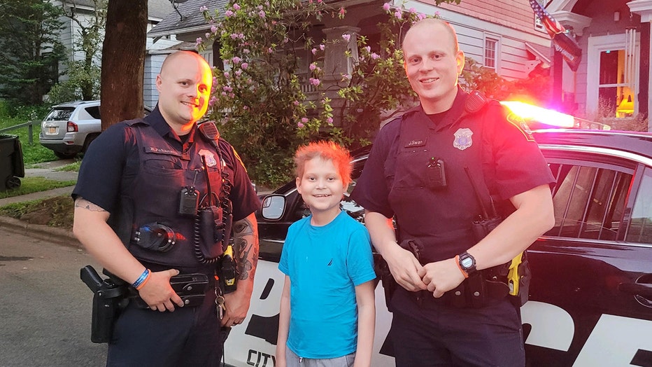 Cops-with-boy-1