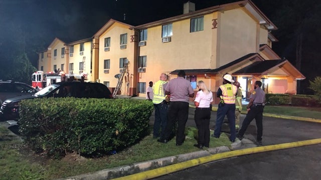 Man injured jumping to escape Fulton County hotel fire