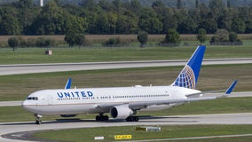 United Airlines lays out employee rules as vaccine requirement looms