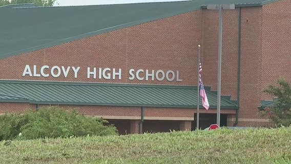 Art teacher suspended after students say she used n-word during class