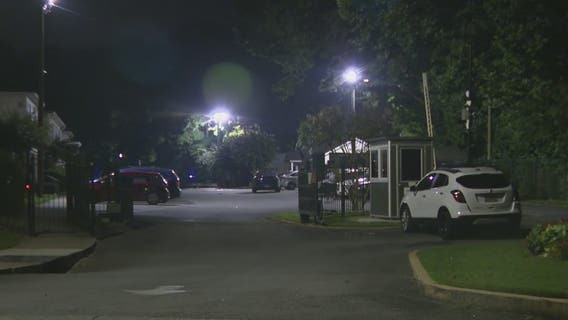 Three shot at northwest Atlanta apartment complex