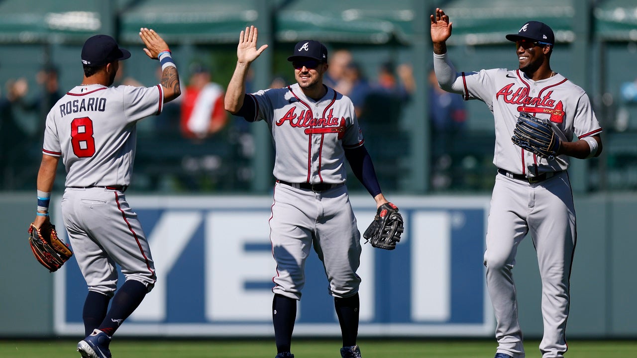 Braves add to their outfield by re-signing Eddie Rosario