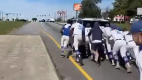 Gordon State baseball team stops bus to help move stranded car