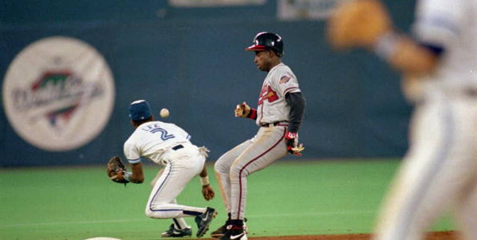 Deion Sanders, left, of the Atlanta Braves and Bonds of the Pittsburgh  Pirates chat before the third game of the National League Championship  Series at Three Rivers Stadium in Pittsburgh on Oct.