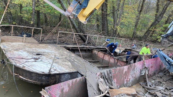 After 2 decades, Chestatee 'Ghost Boat' removed from Lake Lanier
