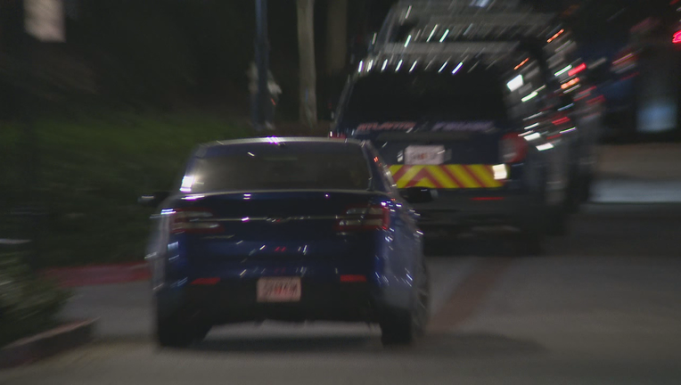 La policía investiga una doble fatalidad en un complejo de apartamentos en el noreste de Atlanta el 22 de noviembre de 2021.