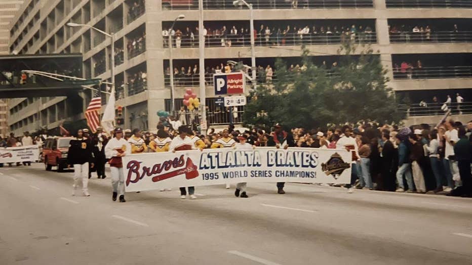 Hundreds of thousands fans celebrate Braves title in parade
