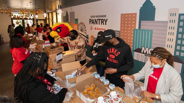 Hawks, State Farm volunteers deliver meals at newly-opened Atlanta food pantry