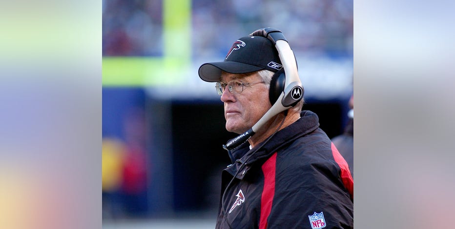 Head coach Dan Reeves of the Atlanta Falcons looks on during the NFL  News Photo - Getty Images