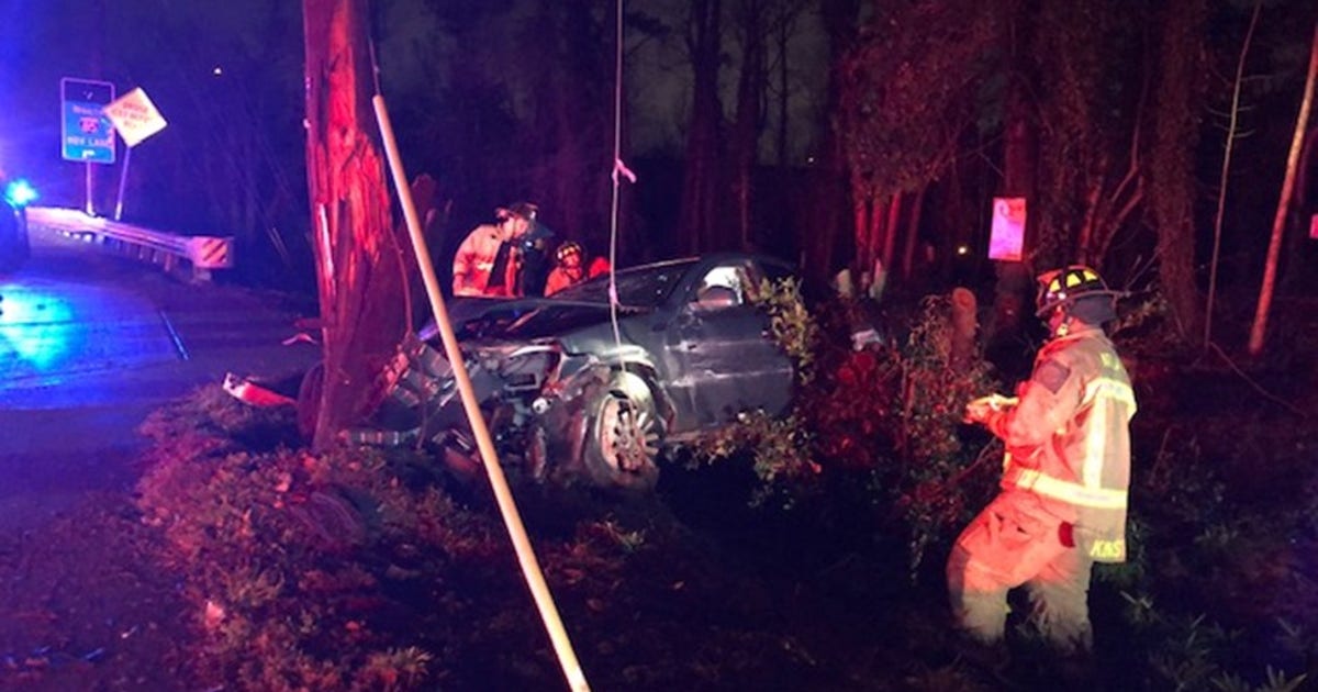 Car crashes into pole, 2 injured in northeast Atlanta | FOX 5 Atlanta