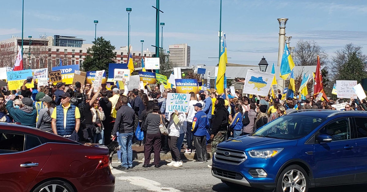 Downtown Atlanta rally in support of Ukraine marches to CNN Center ...