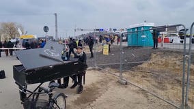 Piano man plays music as Ukrainian refugees arrive in Poland