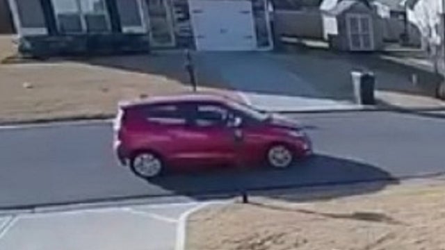 Scammers bilk elderly couple out of $5K; police search for car, suspects