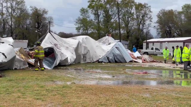 Possible tornado destroys mobile homes in south Alabama