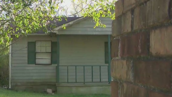 Man's body found inside abandoned Douglasville home