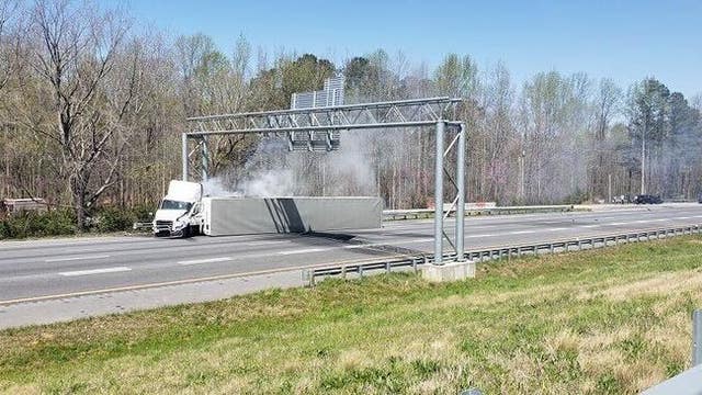 Tractor trailer overturns, all lanes closed along I-85 SB at I-985 in Gwinnett County
