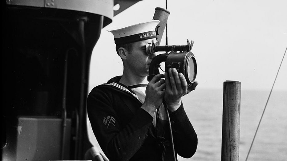 Titanic-Sailor-with-signalling-lamp-1939.jpg