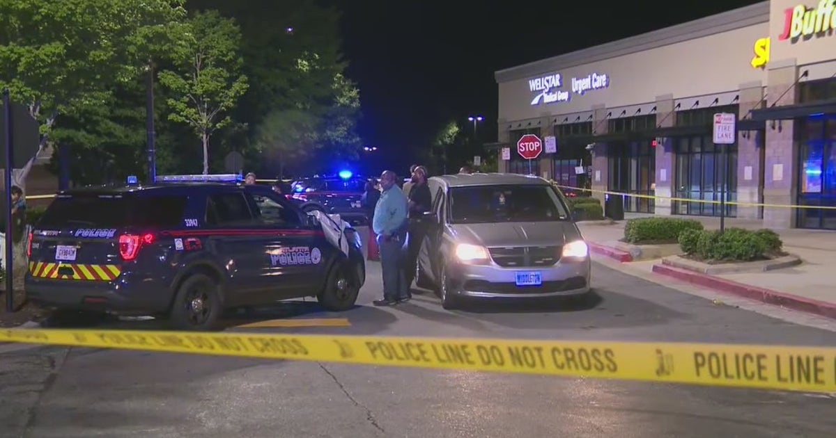 Man shot dead outside SW Atlanta barbershop | FOX 5 Atlanta