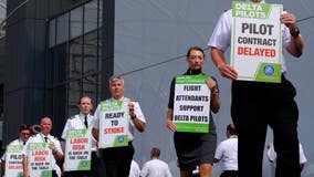 Delta pilots picket at Atlanta airport to protest working conditions