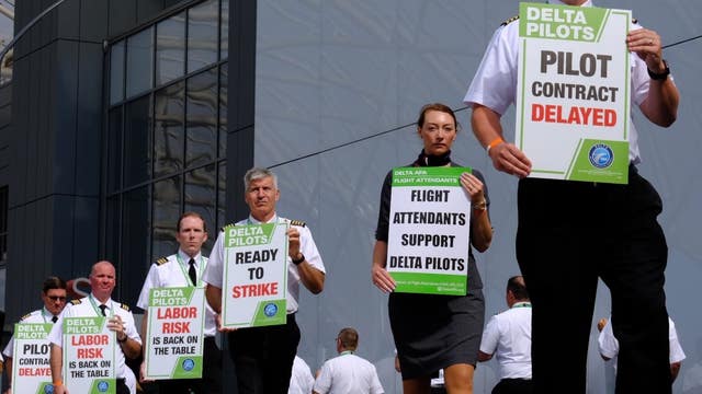 Delta pilots picket at Atlanta airport to protest working conditions