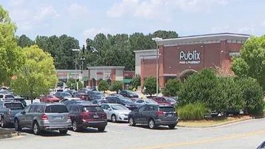 One of the two Publix stores in Kennesaw hit by two smooth sleight-of-hand crooks, according to police.