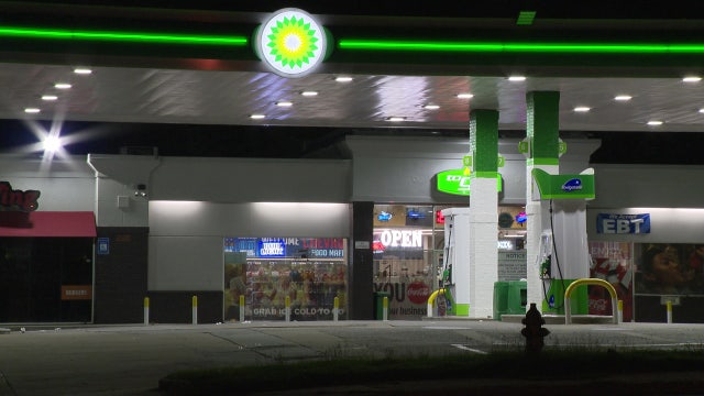 Police searching for 2 suspects in shooting at SW Atlanta gas station