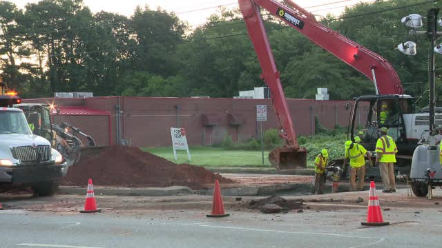Massive sinkhole shuts down parts of Cobb County road