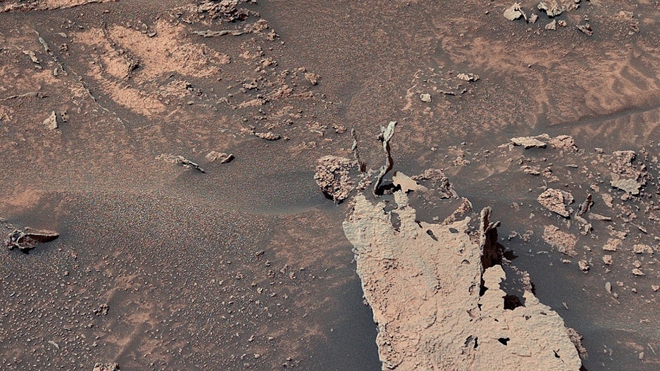 26810_PIA25362-Curiosity_Spots_Finger-Like_Rocks-web.jpg