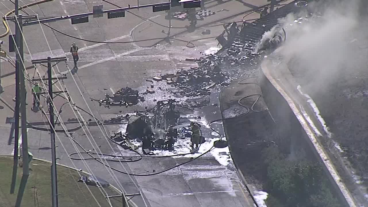 18-wheeler flips over barrier on US-75 overpass in Fairview, driver killed - Vimarsana News