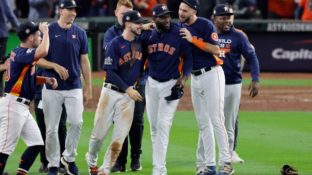 Álvarez blasts Astros to World Series title in G6 vs. Phils