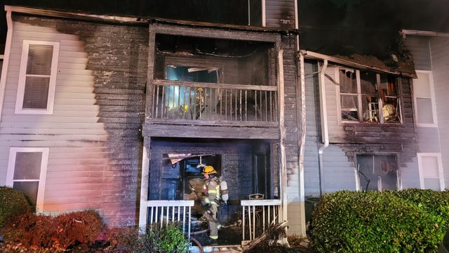 Firefighters rescue family trapped on balcony of burning Gwinnett County apartment building
