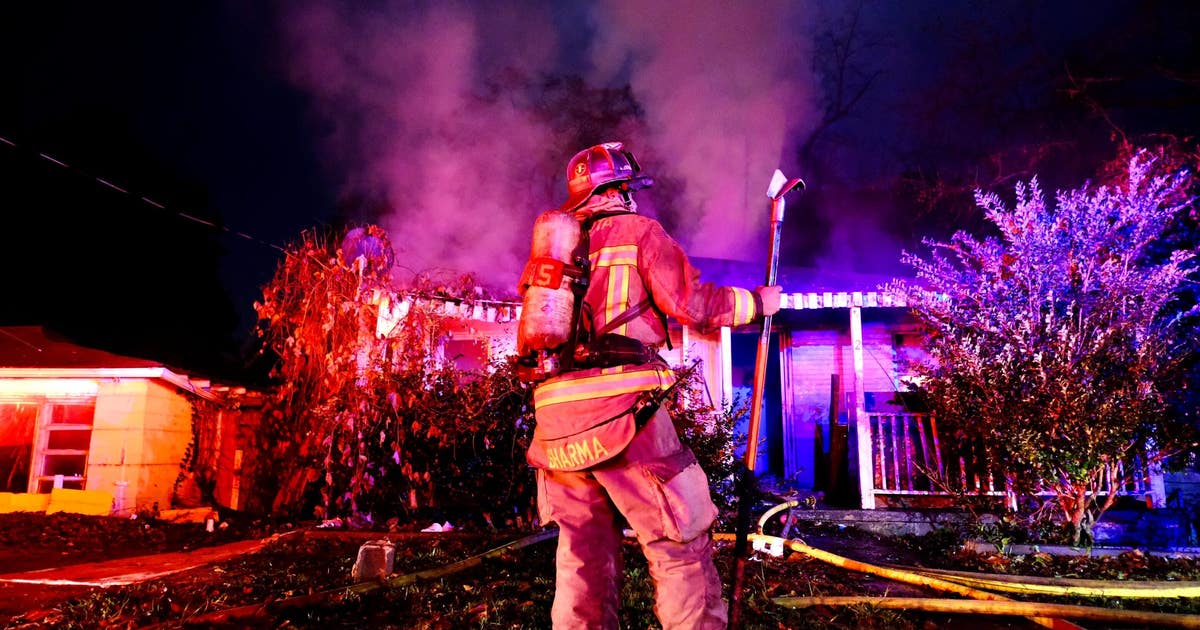 Firefighter injured battling blaze at NW Atlanta rooming house | FOX 5 ...