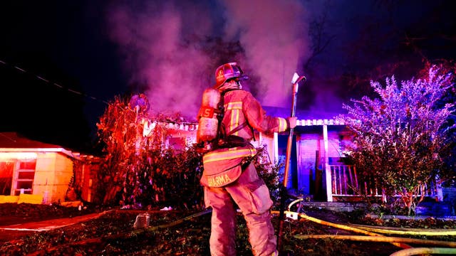 Firefighter injured battling blaze at NW Atlanta rooming house