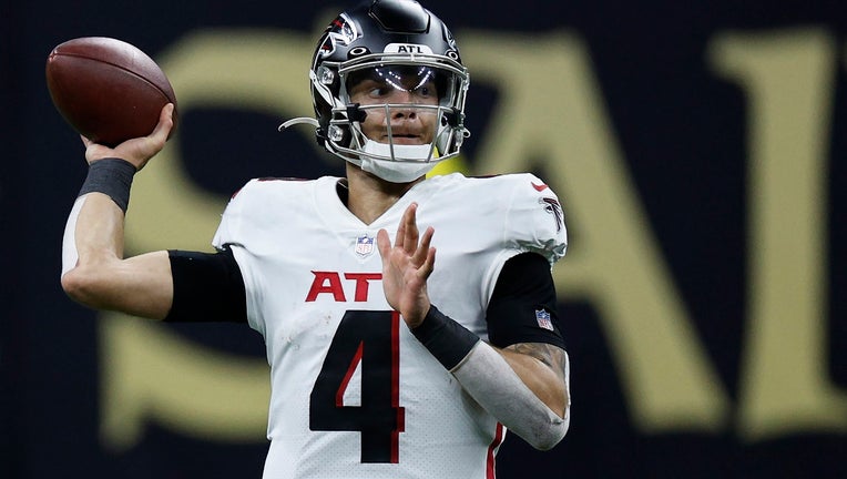 Atlanta Falcons quarterback Desmond Ridder (9) works during the first half  of an NFL football game against the Green Bay Packers, Sunday, Sep. 17,  2023, in Atlanta. The Atlanta Falcons won 25-24. (