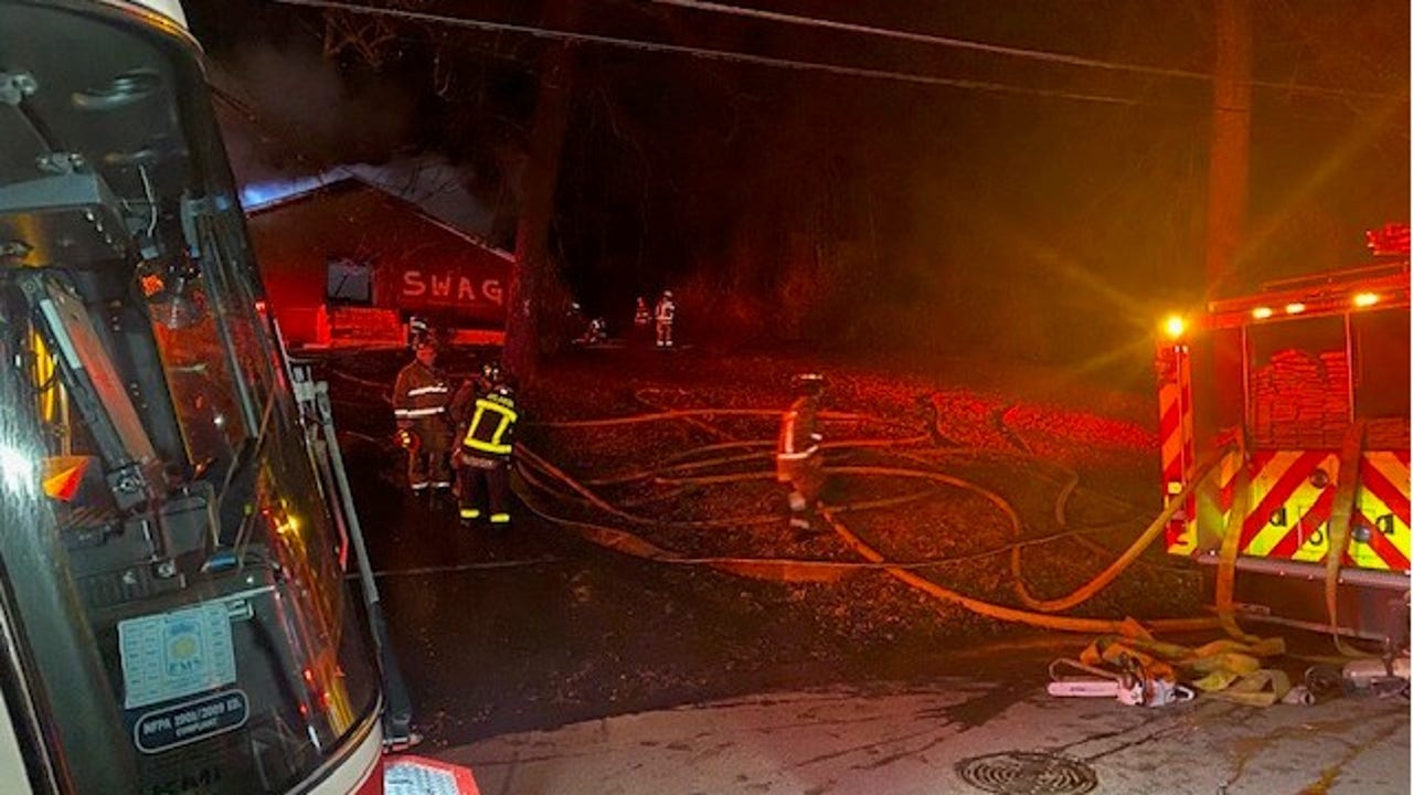 Crews battle massive fire at SW Atlanta abandoned church