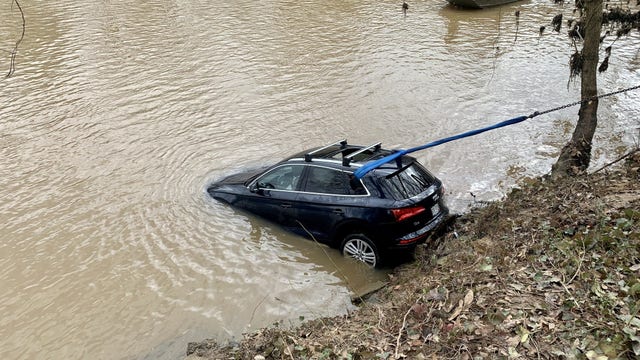 Driver escapes from SUV sinking into Chattahoochee River