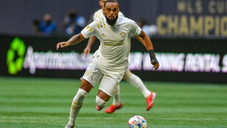 ATLANTA, GA AUGUST 18: Atlanta defender Anton Walkes (4) moves with the ball during the MLS match between Toronto FC and Atlanta United FC on August 18th, 2021 at Mercedes-Benz Stadium in Atlanta, GA. (Photo by Rich von Biberstein/Icon Sportswire via Getty Images)