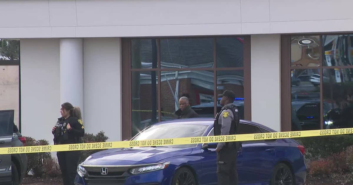 Police search for gunman in deadly shooting in front of South Fulton ...