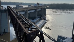 Crews working to retrieve 3 barges loose on Ohio River