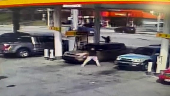 Gunman at-large after man killed in shooting outside Shell gas station and American Deli in SE Atlanta