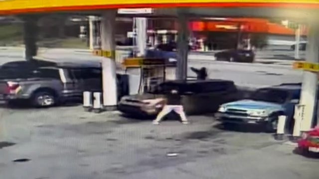 Gunman at-large after man killed in shooting outside Shell gas station and American Deli in SE Atlanta