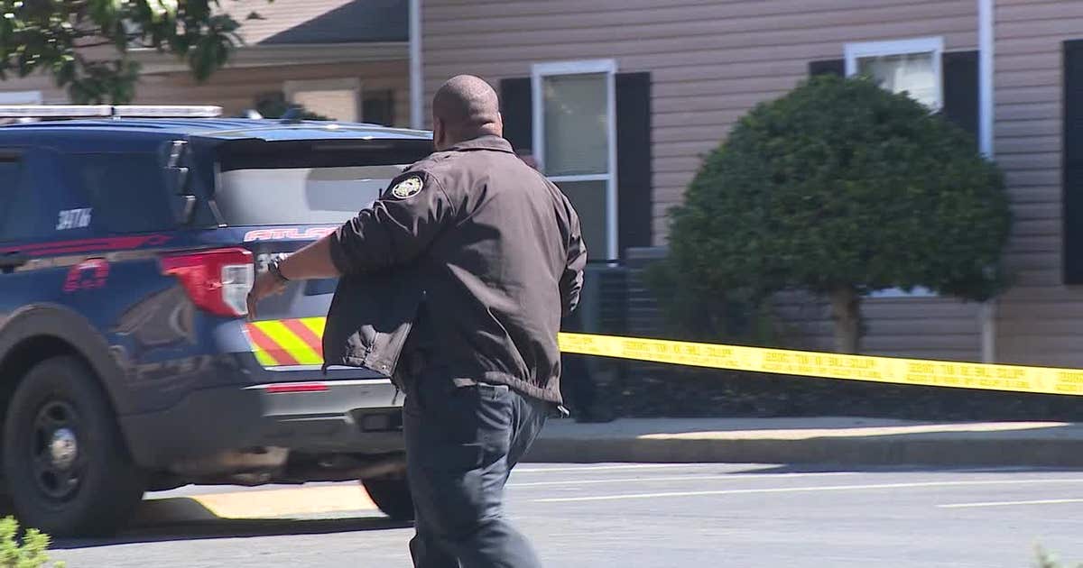 Woman found shot to death at SW Atlanta apartment complex | FOX 5 Atlanta
