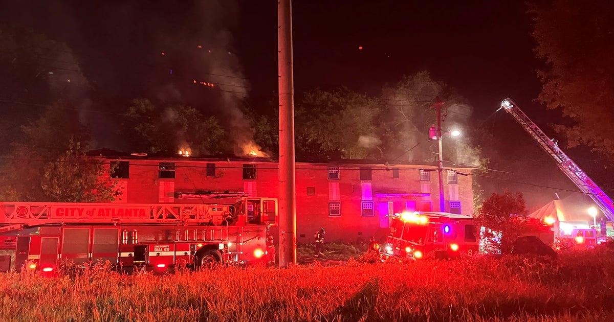 Fire crews battle massive blaze at vacant NW Atlanta apartment building ...