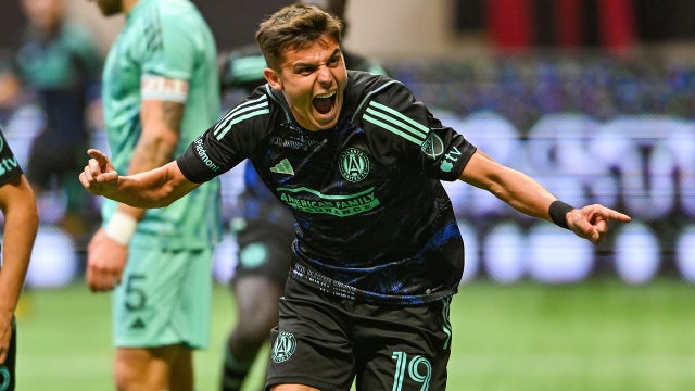 Giakoumakis, late own goal help Atlanta beat Fire 2-1