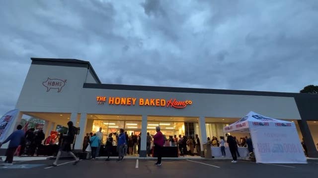 Hundreds line up for free Honey Baked Ham gift card in Decatur