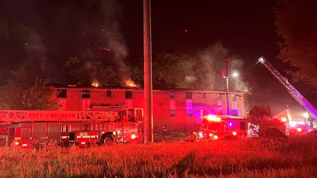 Fire crews battle massive blaze at vacant NW Atlanta apartment building